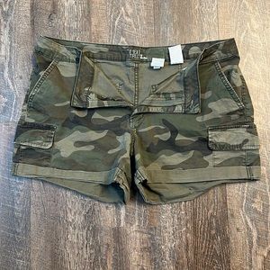 Time and tru size 12 mid rise camo cargo shorts
